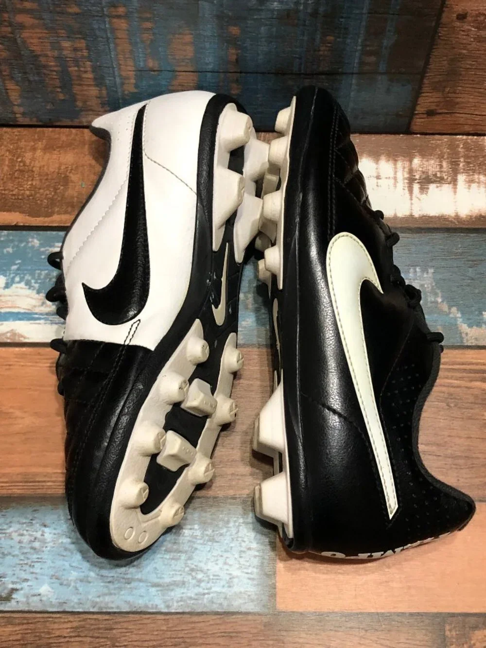 Nike Tiempo Soccer Cleats 631286-010 Black-White Youth Boys Size 2Y